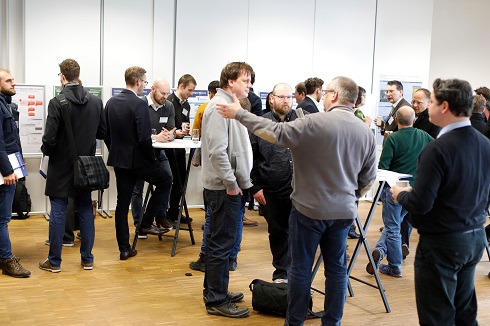Diskussion an Stehtischen nach Poster Session