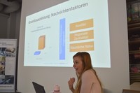 Viviane Harkort stellt journalistische Selektionsmechanismen vor.