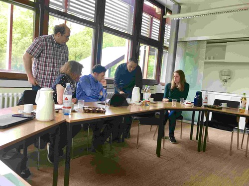 Dr. Christian Großmann, Ingpuls GmbH, mit Promovierenden der Fachgruppe Ressourcen